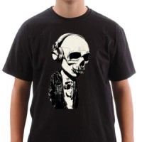  Skull and headphones